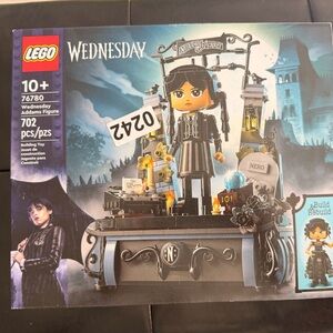 LEGO Wednesday Addams Figure Set 76780 • 702 Pieces • NEW Sealed